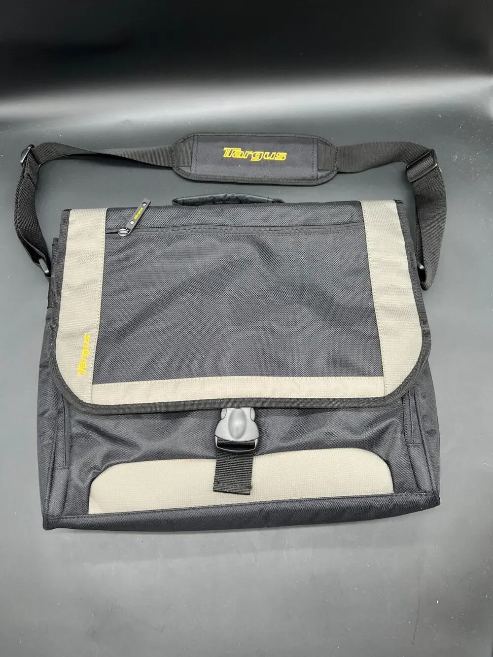 Targus Men’s Messenger Bag Travel Laptop Case Heavy Duty Command Flap Excellent